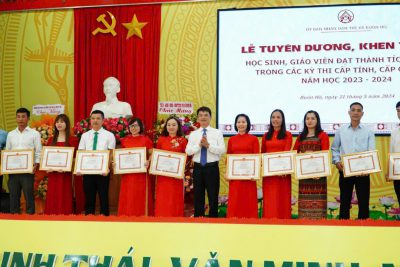 THẦY LÊ HẢI CHÂU VÀ CÔ DƯƠNG THỊ GIANG NHẬN KHEN THƯỞNG CÓ HỌC SINH GIỎI CẤP TỈNH NĂM HỌC 2023-2024