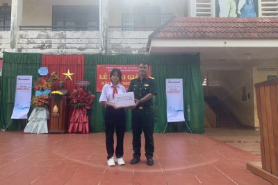 HỌC SINH NHẬN QUÀ VÀ HỌC BỔNG TRONG DỊP KHAI GIẢNG NĂM HỌC 2023-2024