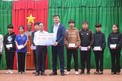 CHƯƠNG TRÌNH TRAO HỌC BỔNG CHO HỌC SINH NGHÈO, HỌC SINH CÓ HOÀN CẢNH KHÓ KHĂN VƯƠN LÊN TRONG HỌC TẬP